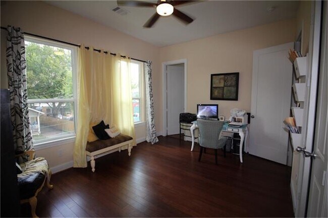 Building Photo - 811 Kern St