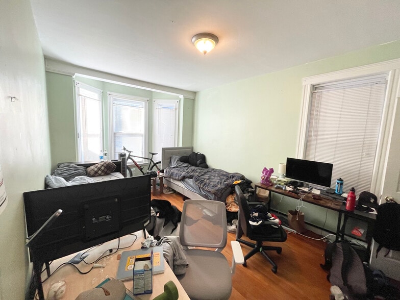 Building Photo - 37 Hillside St