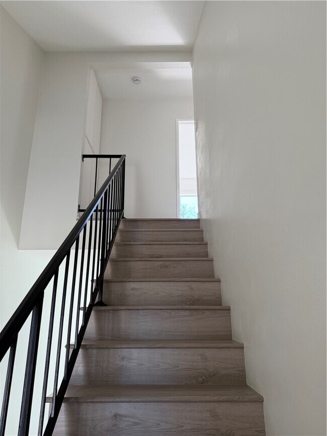 Building Photo - 2052 Lewis Ave