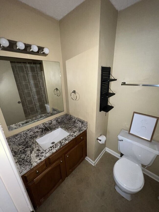Building Photo - $500 OFF 1st MONTHS RENT!  Beautiful 2 Bed...