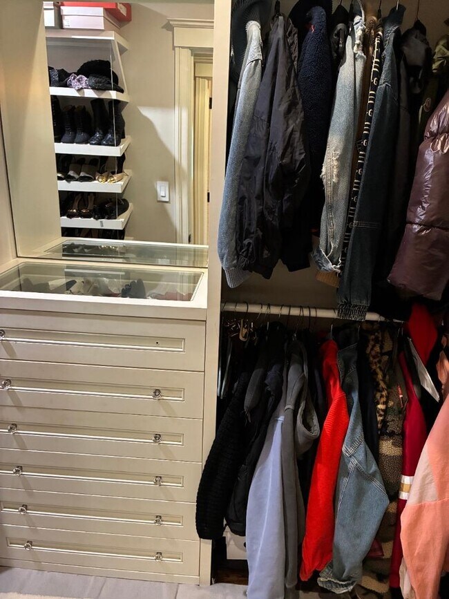 Building Photo - 212 Dwight Rd