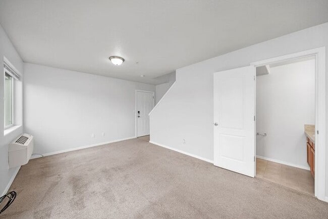 Building Photo - 2 bedroom 1.5 bath Condo! Washer and Dryer in unit!!