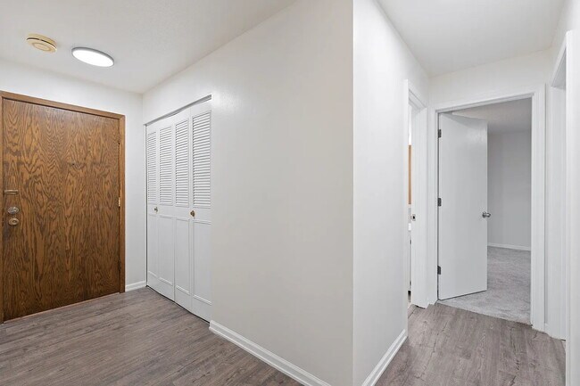 Building Photo - "Spacious 2-Bed Condo with Granite Elegance in Prime Minneapolis Location!"