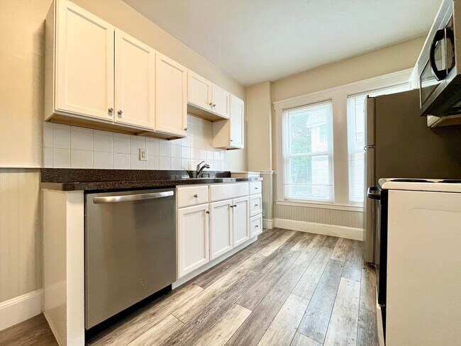 Building Photo - 285 W Elm St
