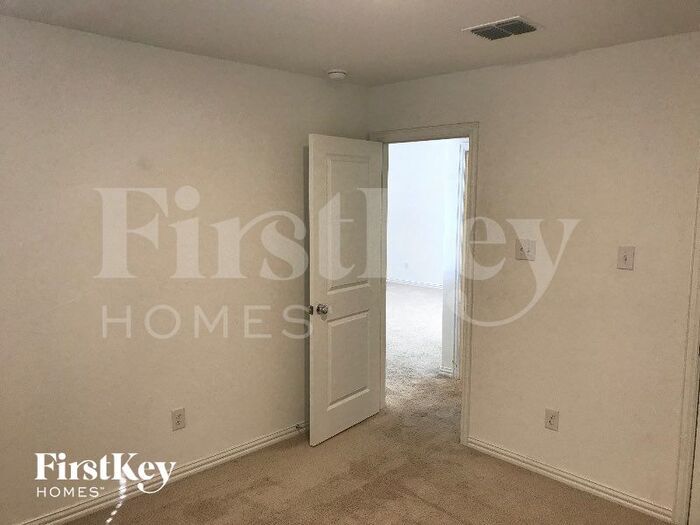 Building Photo - 2512 Northcote Dr