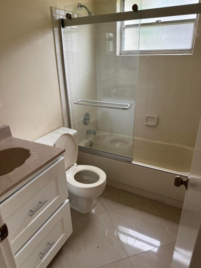 Building Photo - 9921 Three Lakes Cir