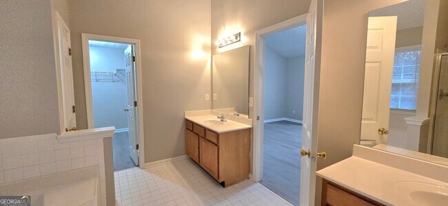 Building Photo - 610 James Ridge Dr