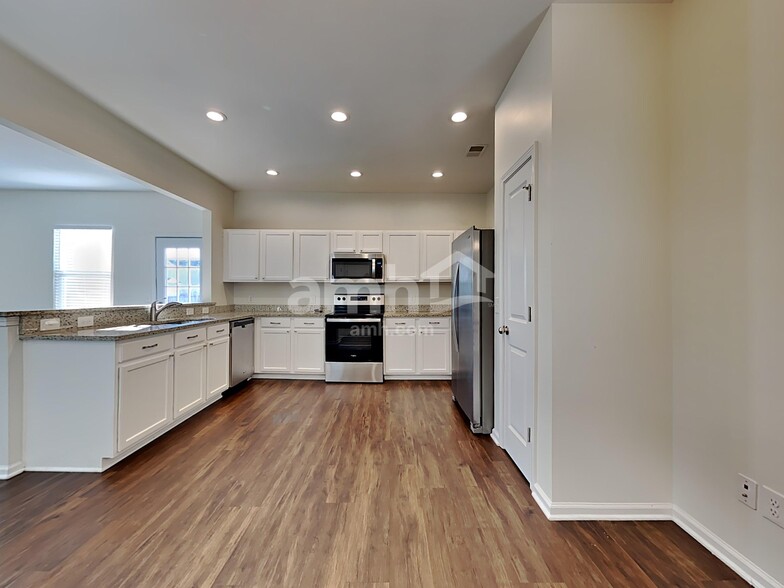 Building Photo - 405 Ridgedale Rd