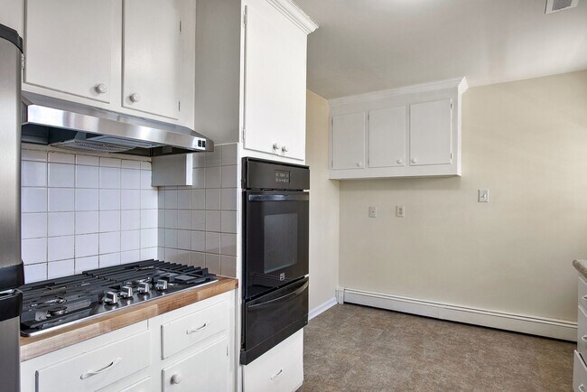 Building Photo - Spacious 3 Bed 2 Bath Rancher Available NOW