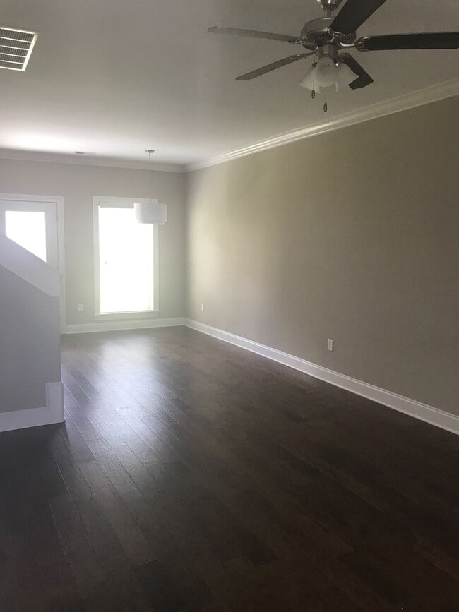 Building Photo - 4 Bed/4.5 Bath Townhouse at West End