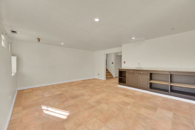 Building Photo - $2,395.00 - 4 Bedrooms, 3.5 Bathrooms, Sin...