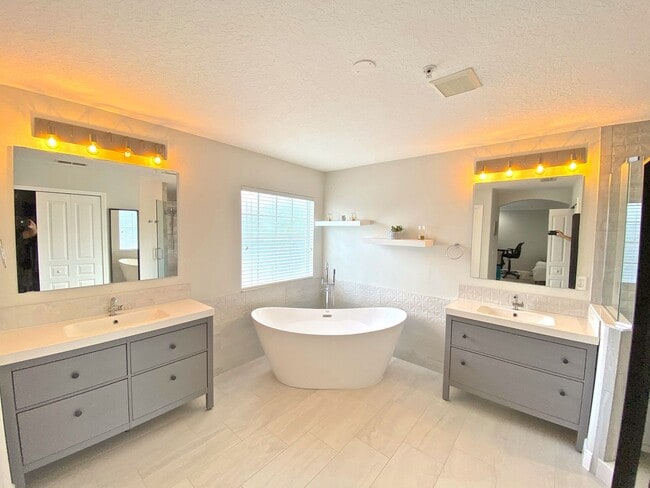 Building Photo - Lake Nona Pool Home for Rent 4bed 3 bath