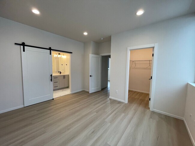 Building Photo - 2Bd/1.75Ba Seattle Townhouse