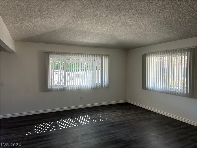 Building Photo - 1121 Willow Tree Dr