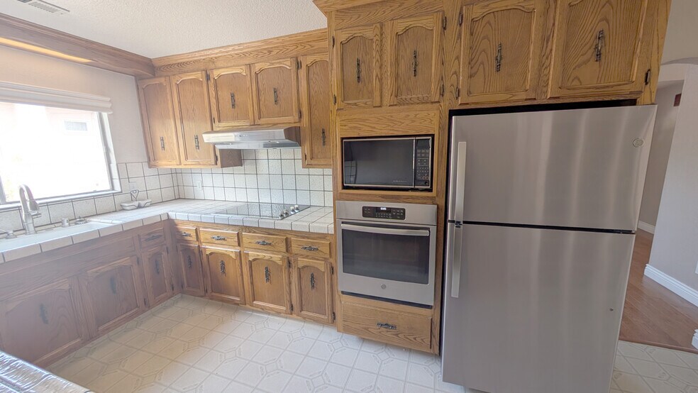 Building Photo - 559 Cherry Way