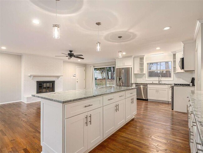 Building Photo - 3590 Cloudland Dr