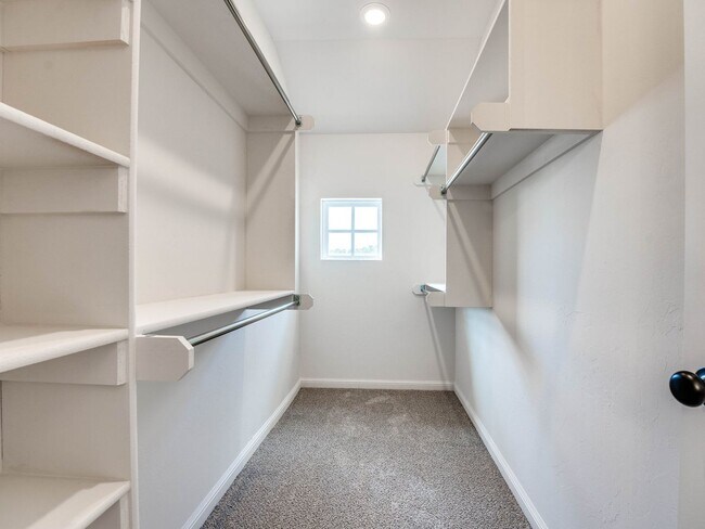 Building Photo - Luxury, Zero Maintenance Living in Edmond!