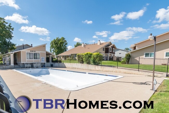 Building Photo - 6901 W 87th Way