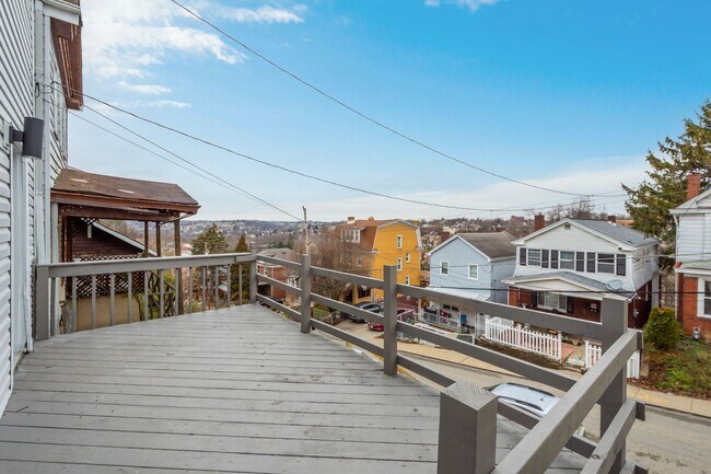 Building Photo - Gorgeous 4 bedroom home in Carrick available May 1!