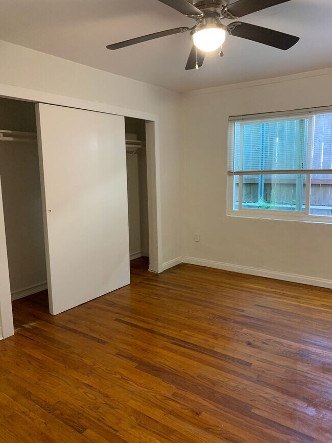 Building Photo - Curlew