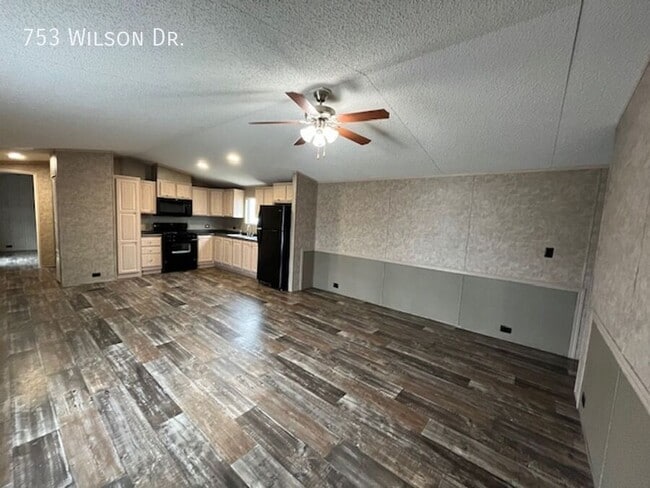 Building Photo - 753 Wilson Dr