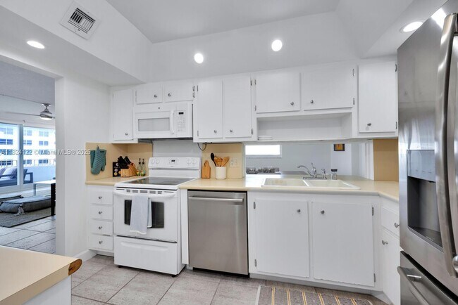 Building Photo - 177 Ocean Ln Dr