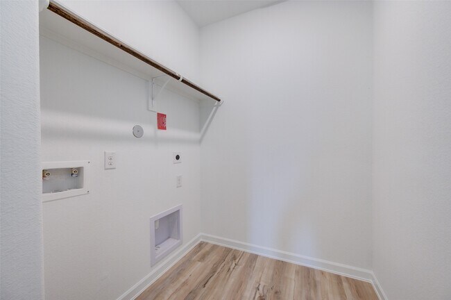 Building Photo - 3330 Meadknoll Ln