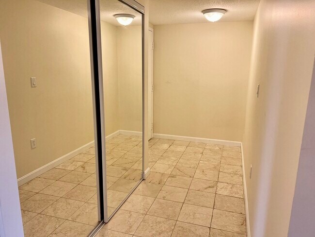 Building Photo - 404 Paradise Rd