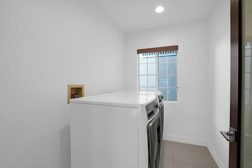 Building Photo - Experience Modern Luxury in this Stunning 4-Bedroom Smart Home in the Heart of 90027