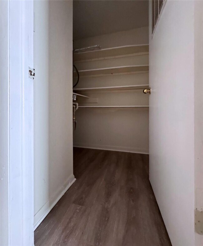 Building Photo - Holiday Special-Charming 2 Bedroom 1 bath unit at Habana Park!