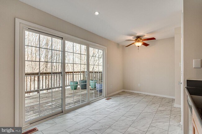 Building Photo - 3 Bedroom 3.5 Bath 3 Level Townhome in Germantown