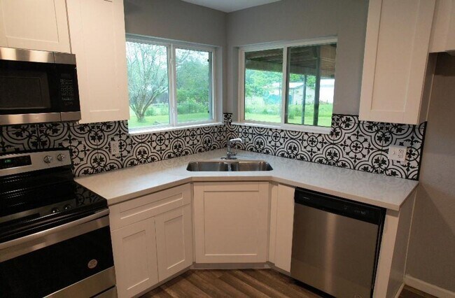 Building Photo - Splendora  Beauty on 2 Acres