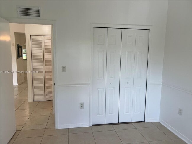 Building Photo - 10756 N Kendall Dr