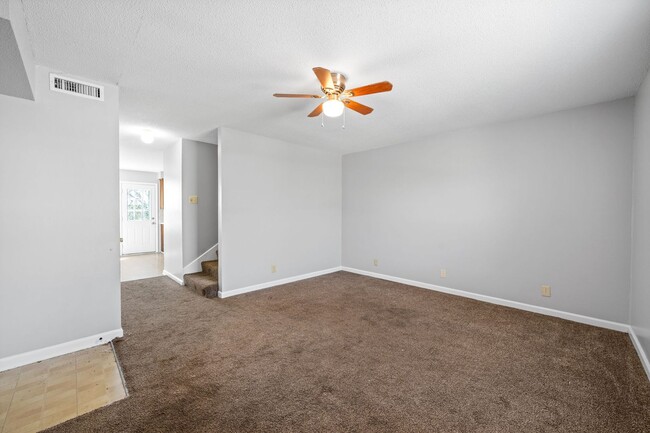 Building Photo - 923 Kingsbury Dr