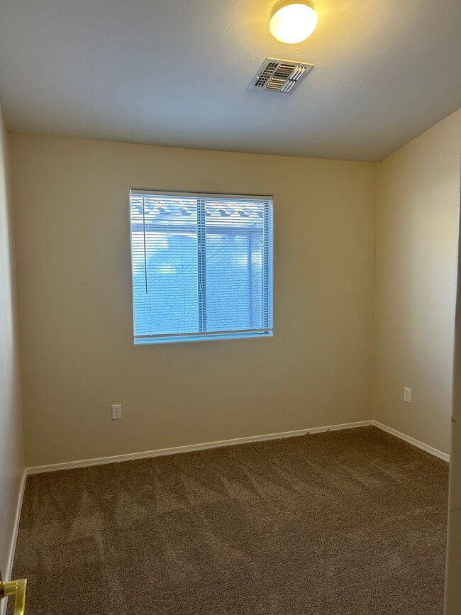 Building Photo - Spacious 4-bedroom, 2-bathroom single stor...