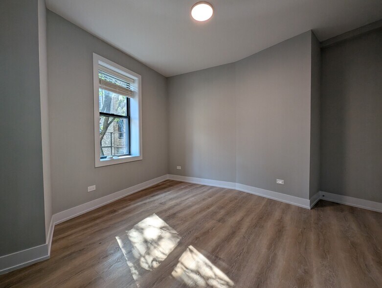 Building Photo - 437 W Belden