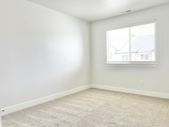 Building Photo - Sleek Townhome at Mountain Ridge!