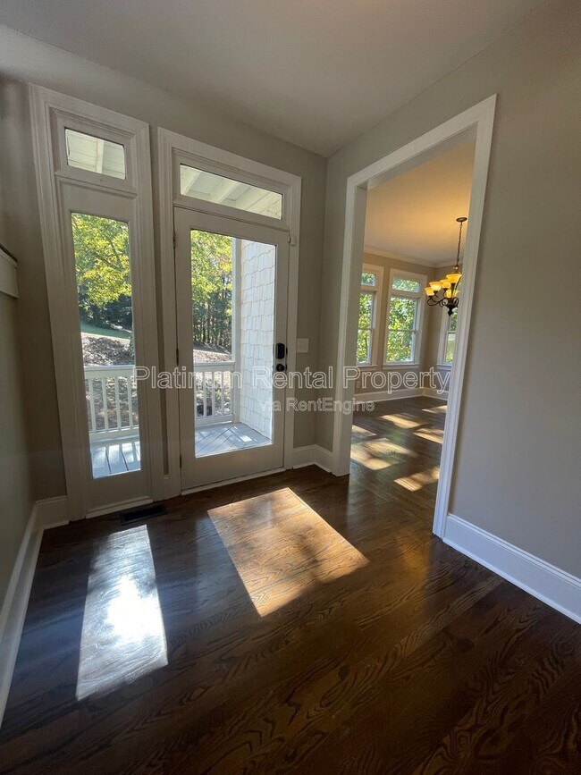 Building Photo - 1305 Smithdale Heights Dr