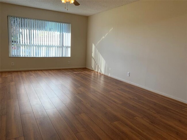 Building Photo - 10038 Twin Lakes Dr