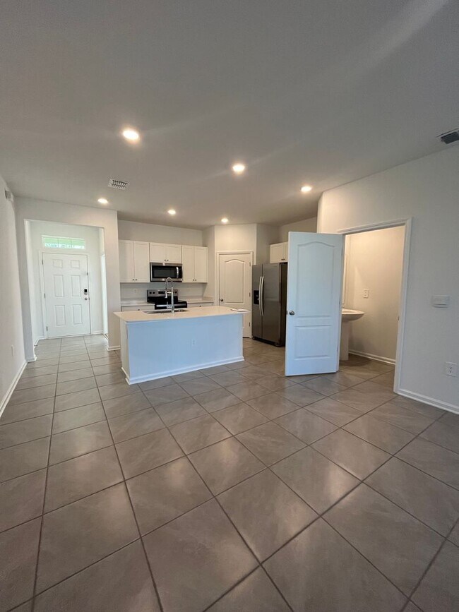 Building Photo - Town Home in The Trails -2 Primary Suites!!