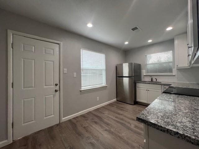 Building Photo - 304 N Oak St