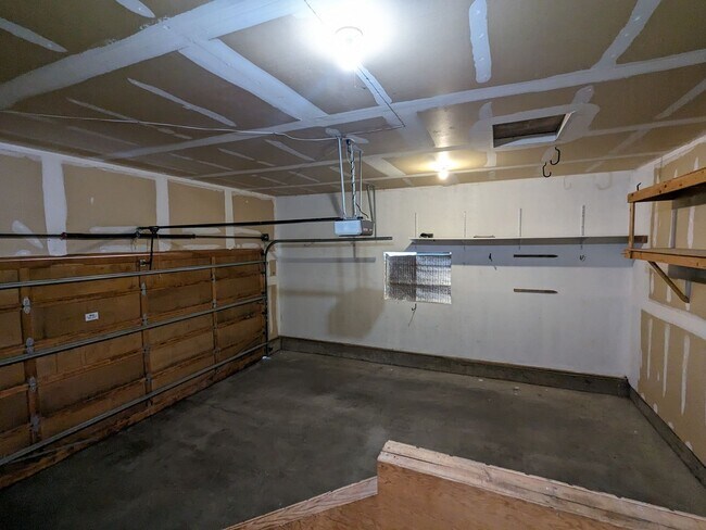 Building Photo - Charming 3x2 on Cul-de-sac with a double-car garage and fenced backyard near Hollinshead Park in ...
