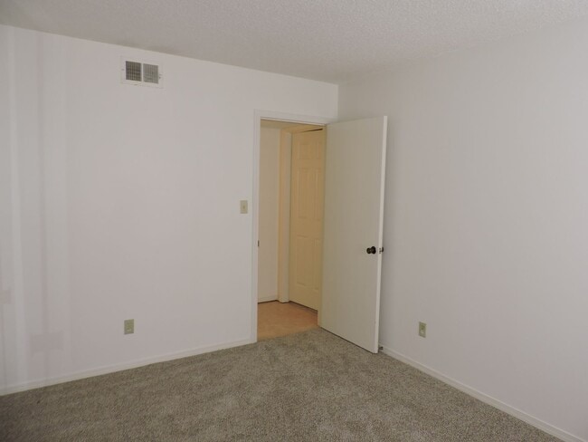 Building Photo - Convenient to schools, beaches, & shopping