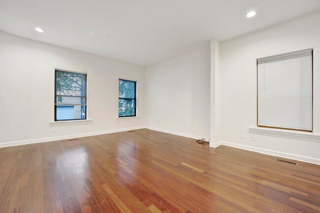Building Photo - 1010 W Dakin St