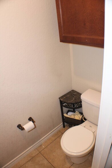 Guest bath - 4923 Flipper Dr