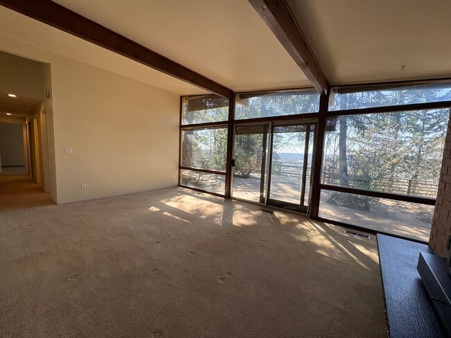 Building Photo - Mid-century modern view 3 bed house on top private drive with view of valley