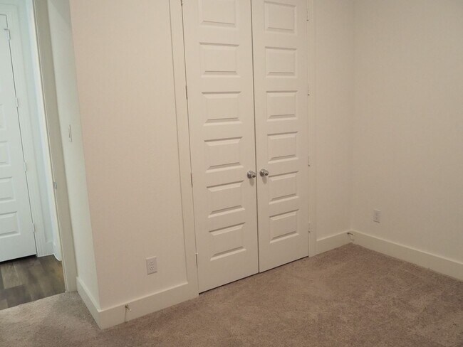 Building Photo - 5009 Shadetree St