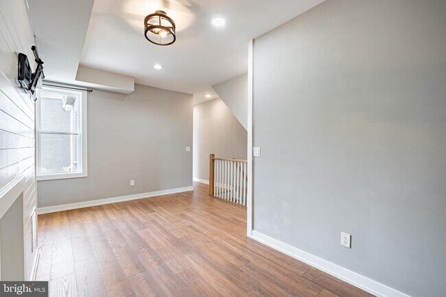 Building Photo - 168 Green Ln