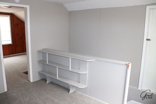 Building Photo - Spacious 3 Bedroom - 1 Bath - Redford - $1...