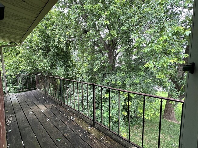 Building Photo - LEASE PENDING! Two Bedroom Apartment in We...
